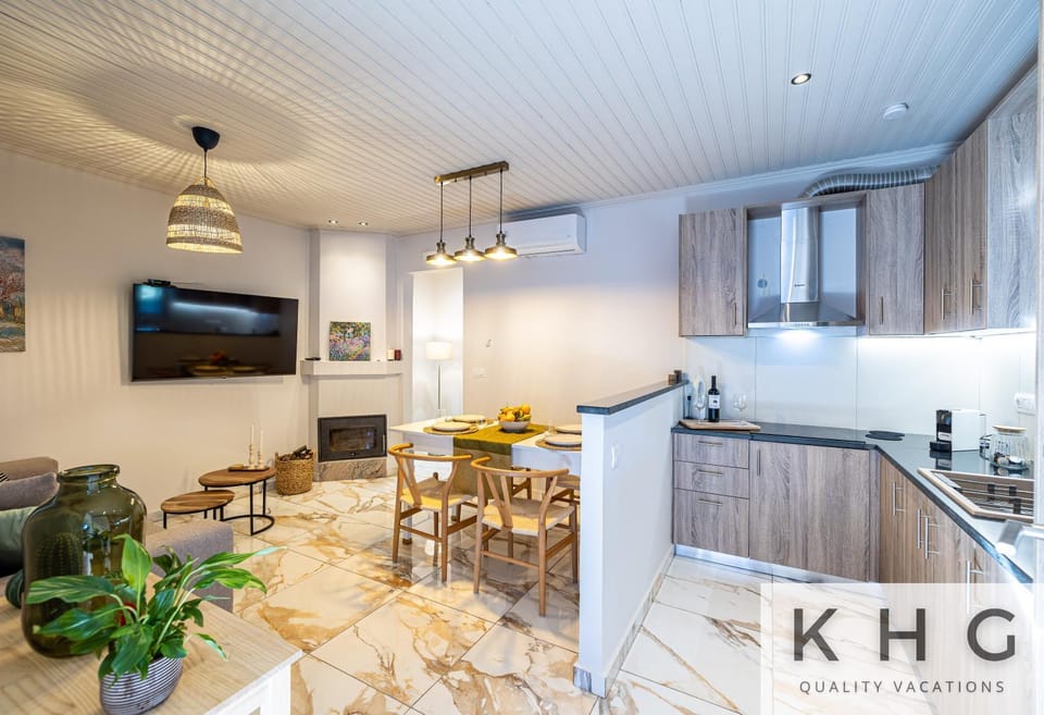 TV and multimedia, Kitchen or kitchenette, Dining area, stove