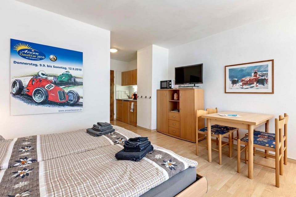 TV and multimedia, Photo of the whole room, Seating area, Bedroom