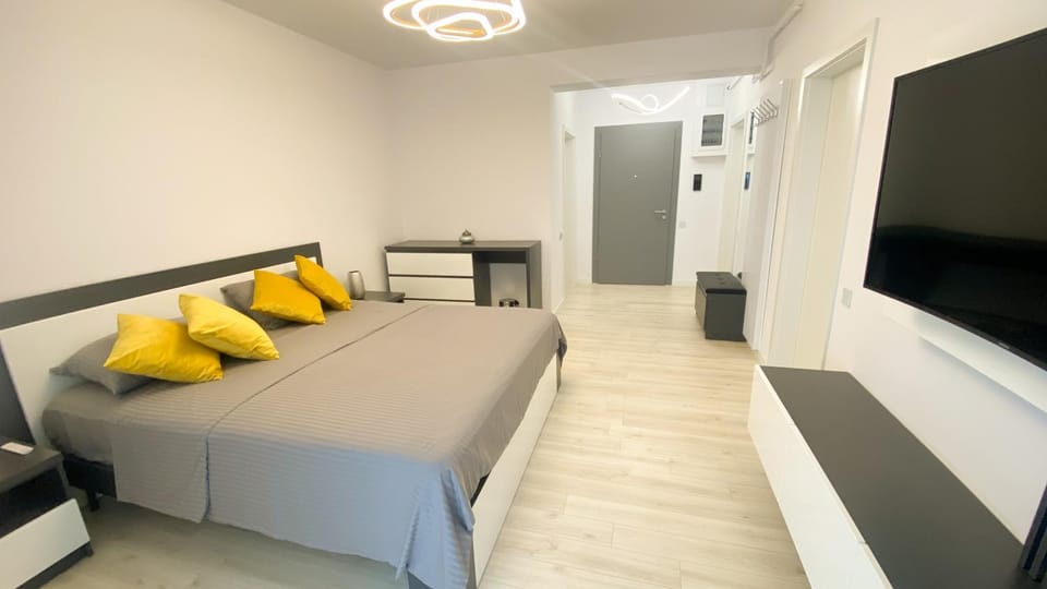 Bed, TV and multimedia, Photo of the whole room, Bedroom