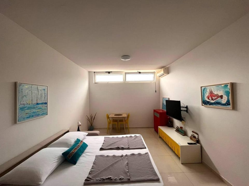 TV and multimedia, Photo of the whole room, Bedroom