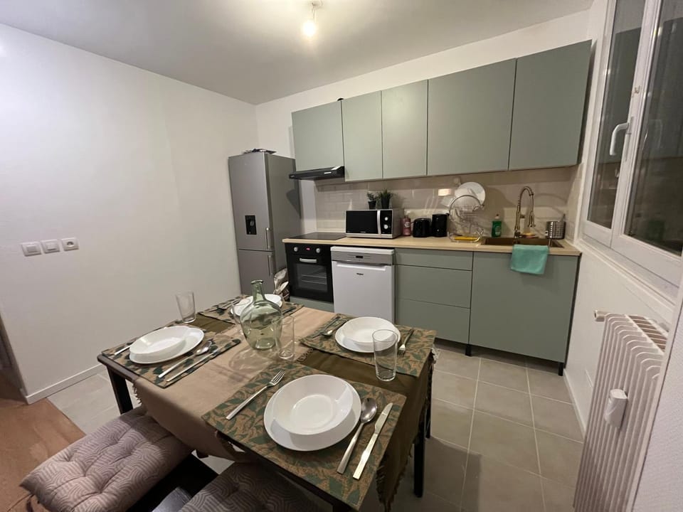 Kitchen or kitchenette, Dining area, dishwasher, minibar, pet friendly, stove, toaster