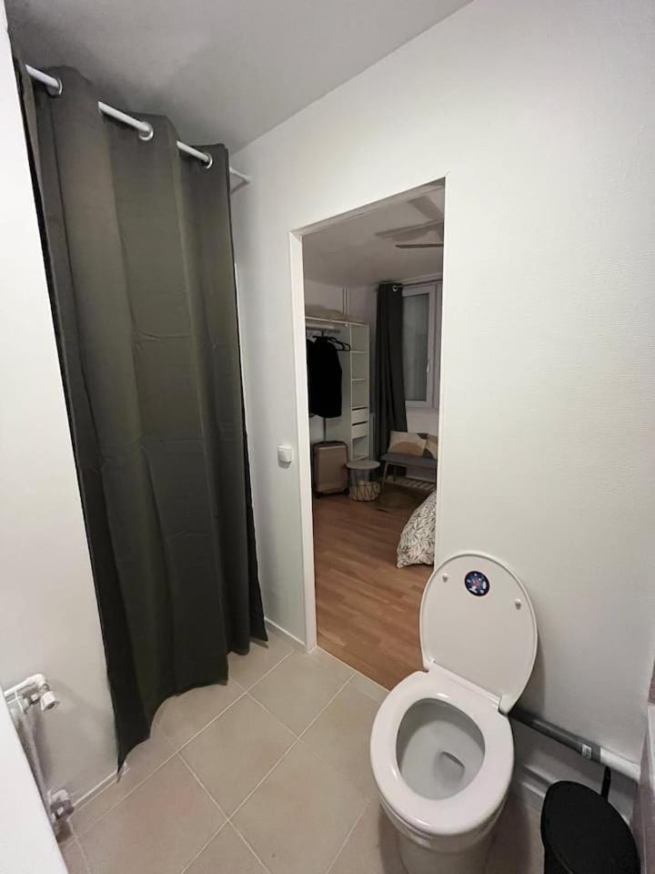 Toilet, Bed, Bathroom, Photo of the whole room, Bedroom, towels