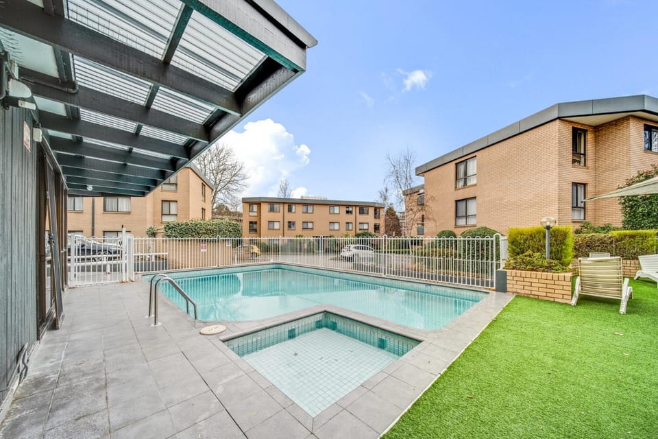 2-Bed with Pool, BBQ, Tennis Court & Parking Apartment in Canberra