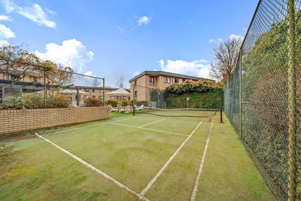 2-Bed with Pool, BBQ, Tennis Court & Parking Apartment in Canberra