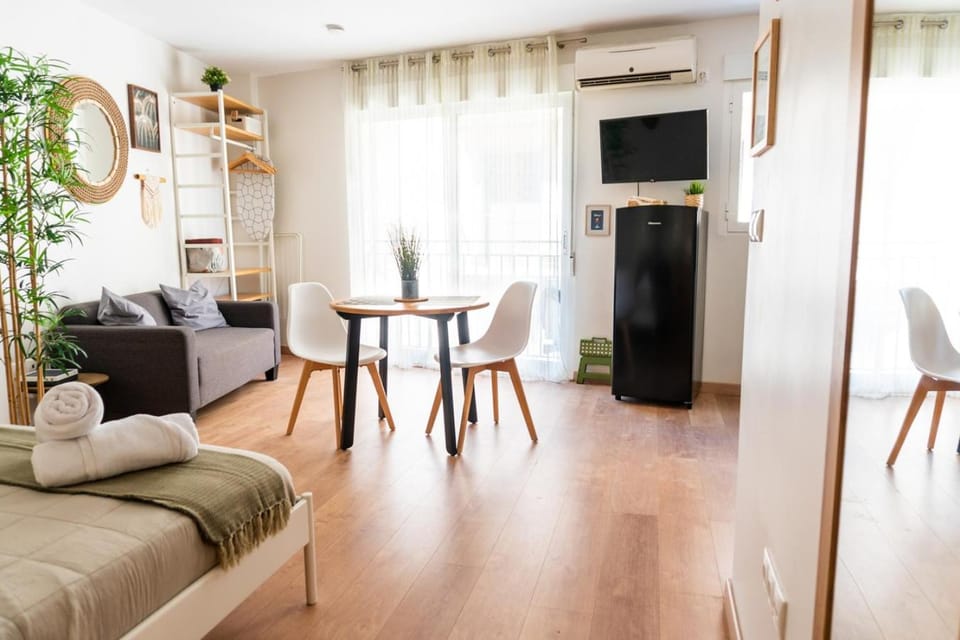 TV and multimedia, Living room, Seating area, Dining area, heating, heating, air conditioner