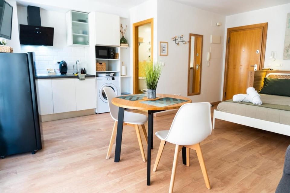 Bed, TV and multimedia, Kitchen or kitchenette, Living room, Photo of the whole room, Seating area, Dining area, Bedroom, heating, heating, minibar, stove