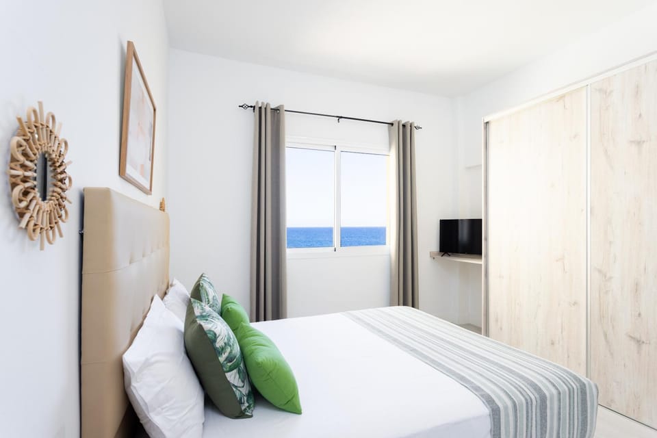 Bed, TV and multimedia, Photo of the whole room, Bedroom, wardrobe