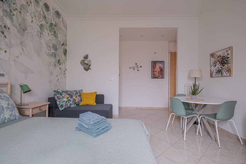 Photo of the whole room, Dining area