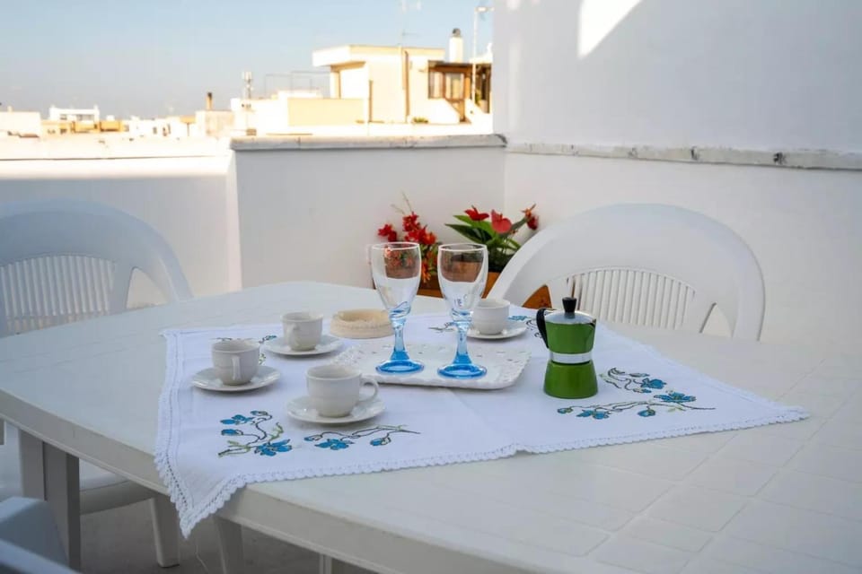Property building, Coffee/tea facilities, Balcony/Terrace, Food and drinks, Dining area, Food, Drinks, Inner courtyard view