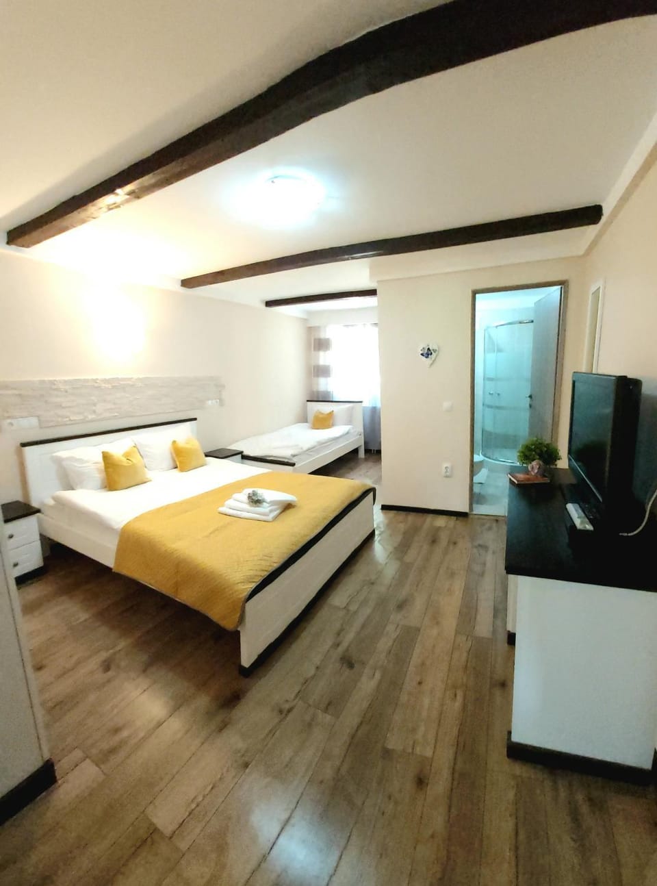 Communal lounge/ TV room, Bed, TV and multimedia, Photo of the whole room, Evening entertainment, Bedroom, wardrobe