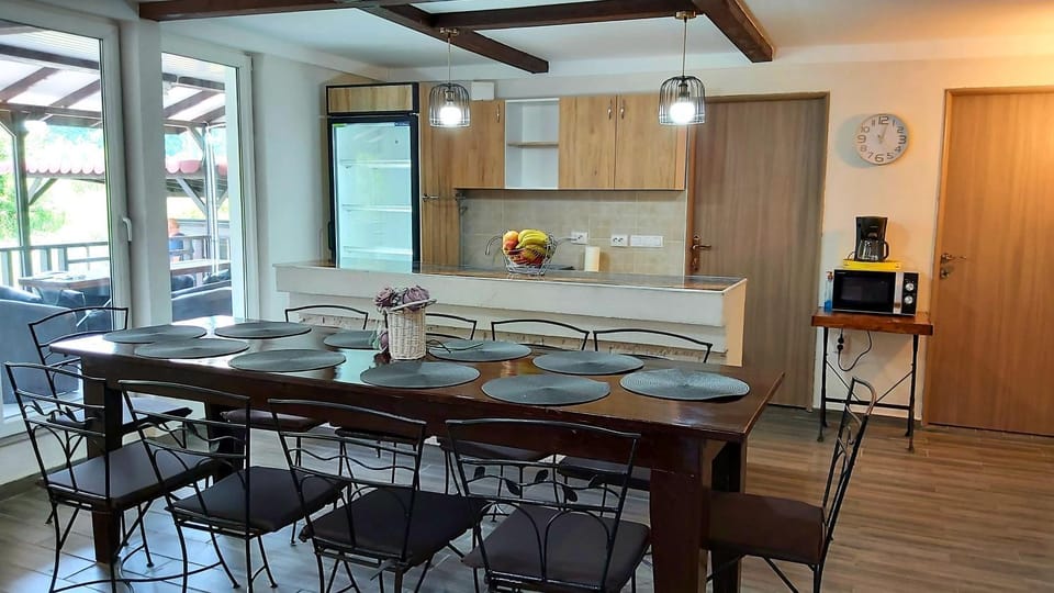 Kitchen or kitchenette, Living room, Seating area, Dining area, minibar, pet friendly, stove
