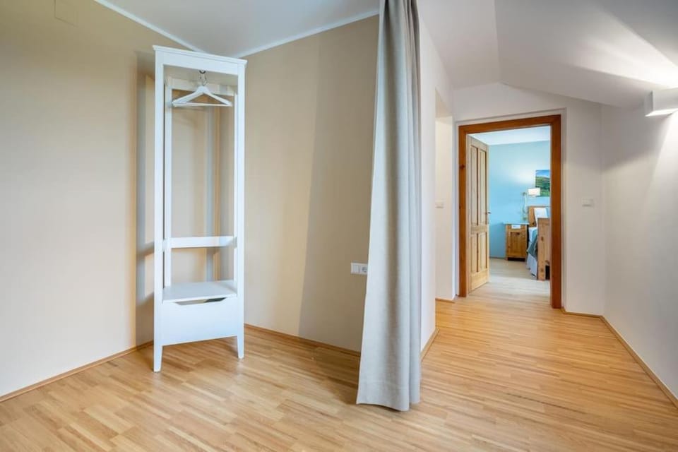 Photo of the whole room, Bedroom, wardrobe