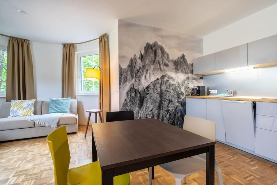 Coffee/tea facilities, Kitchen or kitchenette, Living room, Seating area, Dining area, minibar