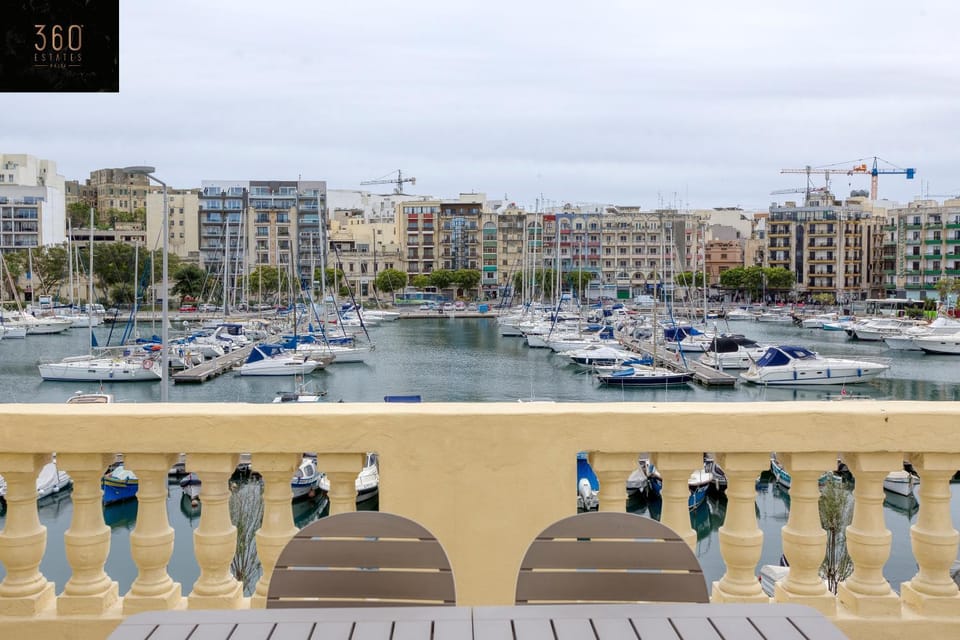 Property building, Nearby landmark, Day, Natural landscape, View (from property/room), City view, Lake view, River view, Sea view, Location