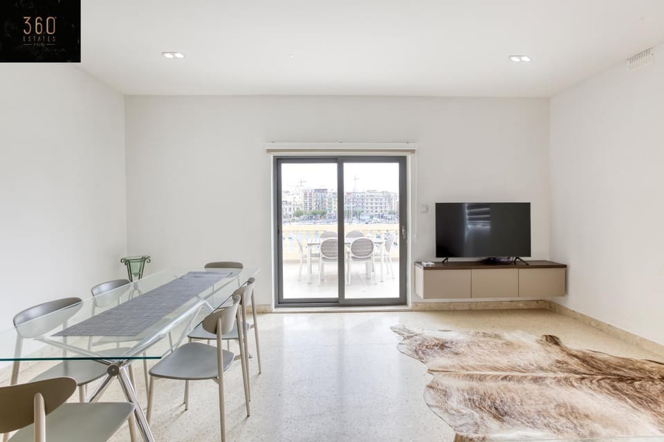 Communal lounge/ TV room, TV and multimedia, Living room, Seating area, Dining area, Evening entertainment