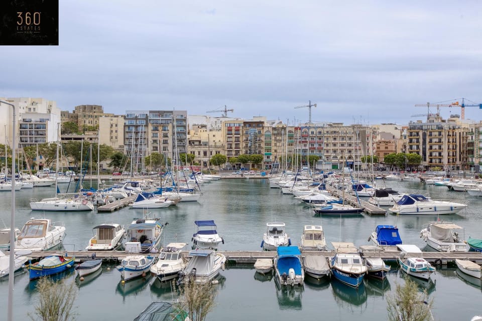 Property building, Nearby landmark, Day, Natural landscape, Activities, City view, Lake view, River view, Sea view, Location