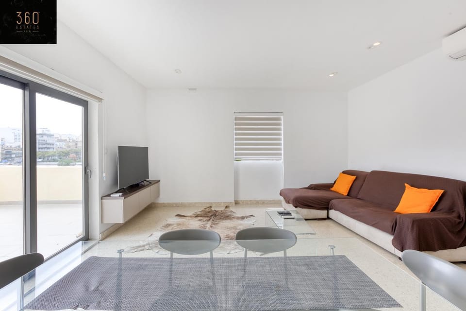 Communal lounge/ TV room, TV and multimedia, Living room, Seating area, Evening entertainment