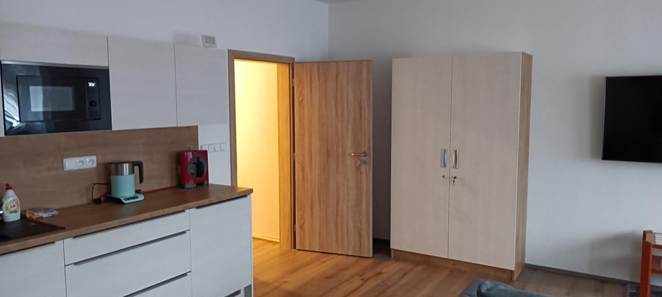 Coffee/tea facilities, Kitchen or kitchenette, locker, microwave