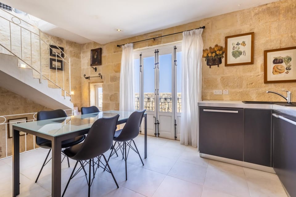 Kitchen or kitchenette, Seating area, Dining area