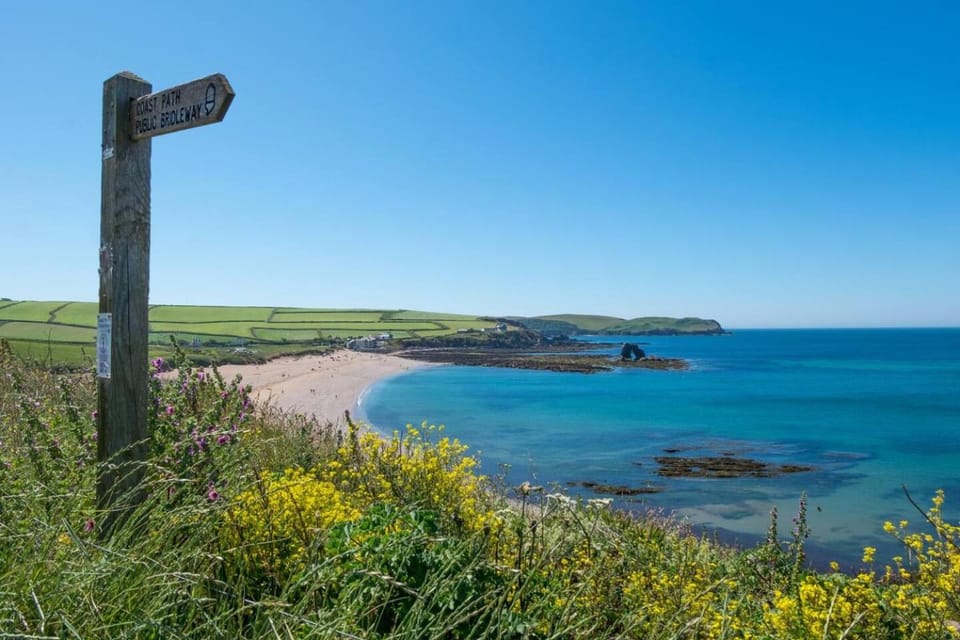 9 The Downs, Thurlestone overlooking Burgh Island Apartment in England