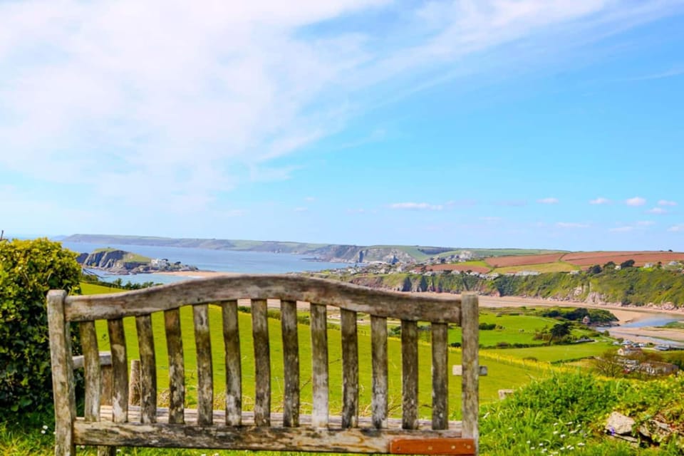 9 The Downs, Thurlestone overlooking Burgh Island Apartment in England