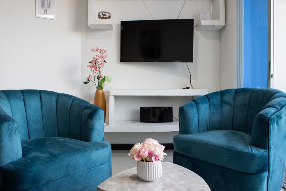 Communal lounge/ TV room, TV and multimedia, Living room, Seating area, Evening entertainment