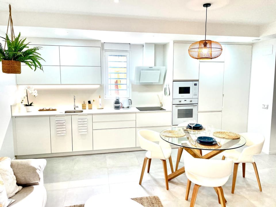 Kitchen or kitchenette, Dining area, dishwasher, minibar, pet friendly, stove, toaster