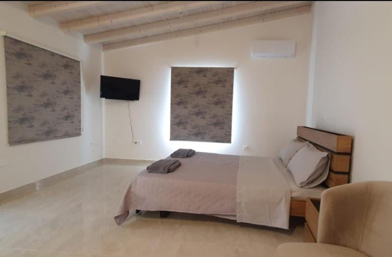 Bed, TV and multimedia, Photo of the whole room, Bedroom, air conditioner