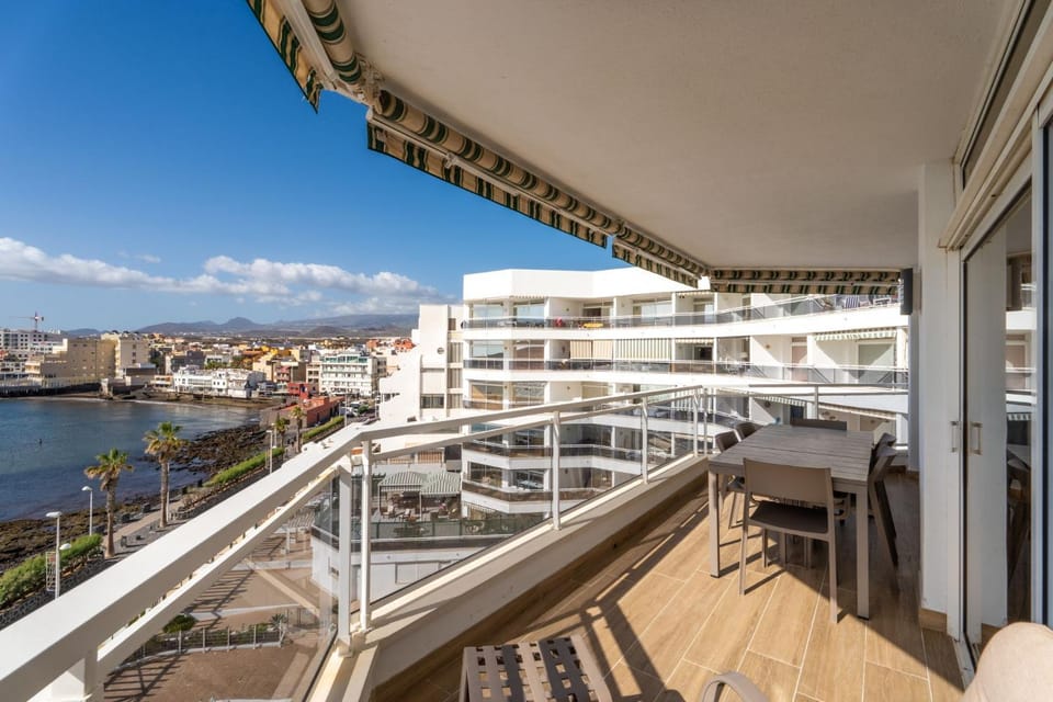 Property building, View (from property/room), Balcony/Terrace, City view, Sea view