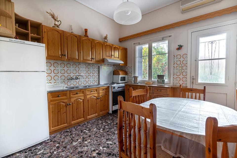 Kitchen or kitchenette, Dining area, minibar, pet friendly, stove, kitchen