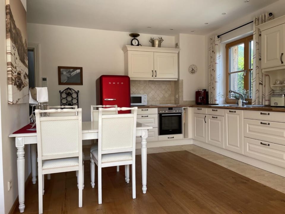 Property building, Kitchen or kitchenette, Living room