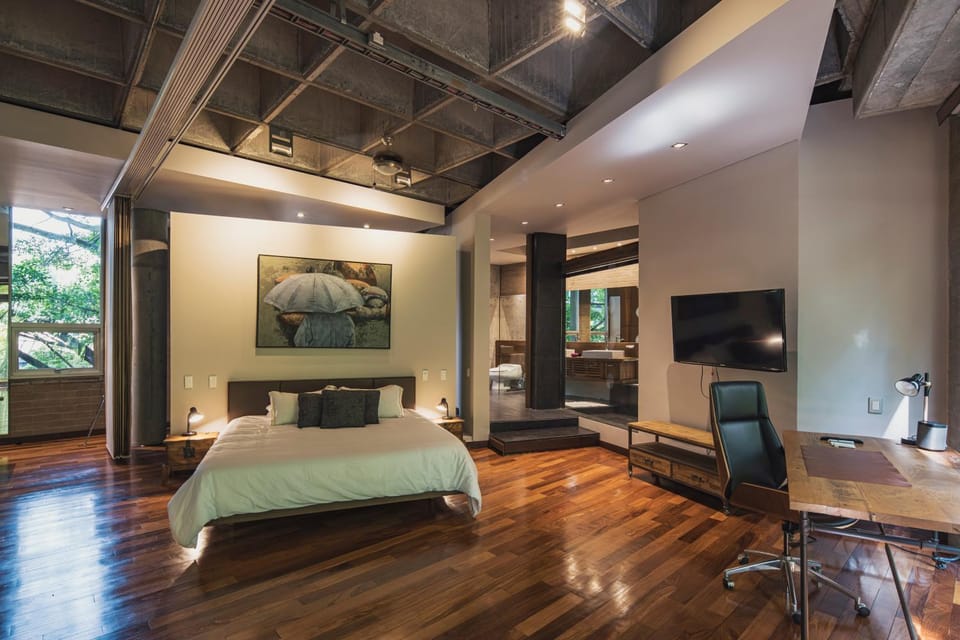 Bed, TV and multimedia, Photo of the whole room, Seating area, Bedroom