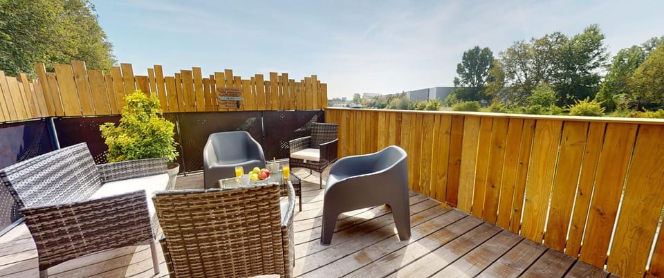 Spring, Day, Natural landscape, Balcony/Terrace, Balcony/Terrace, Living room, Seating area, Dining area