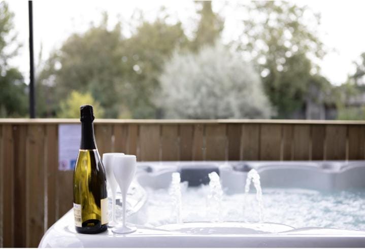 Hot Tub, Hot Tub
