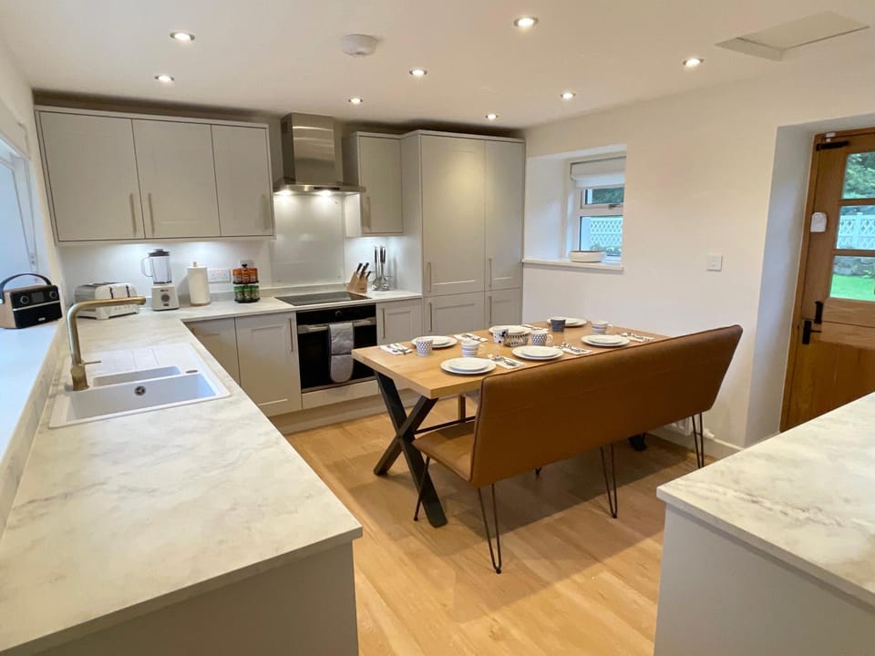 Kitchen or kitchenette, Dining area