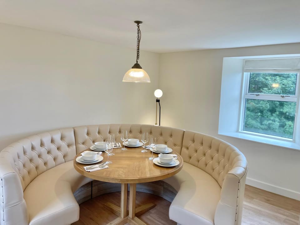 Seating area, Dining area