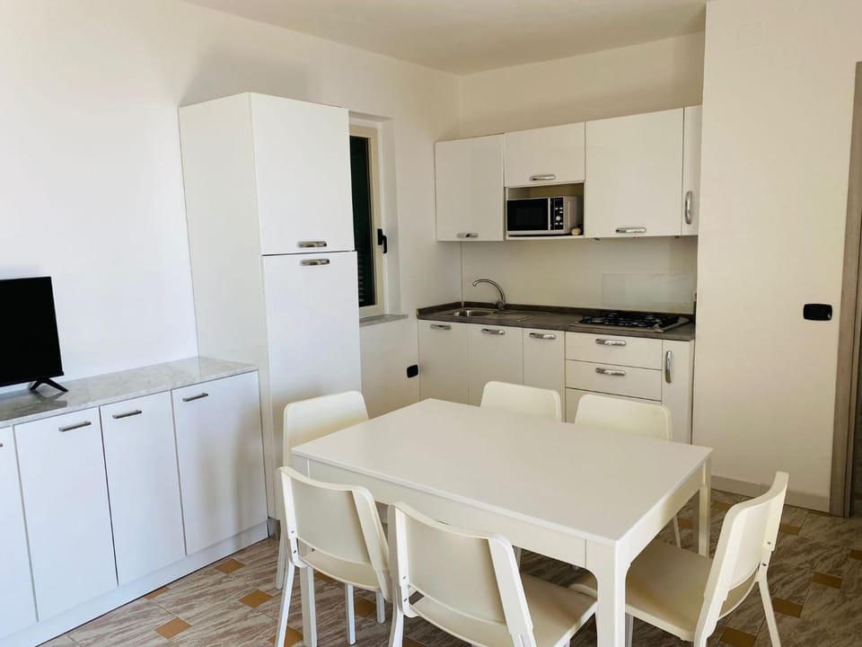 Kitchen or kitchenette, Dining area, stove