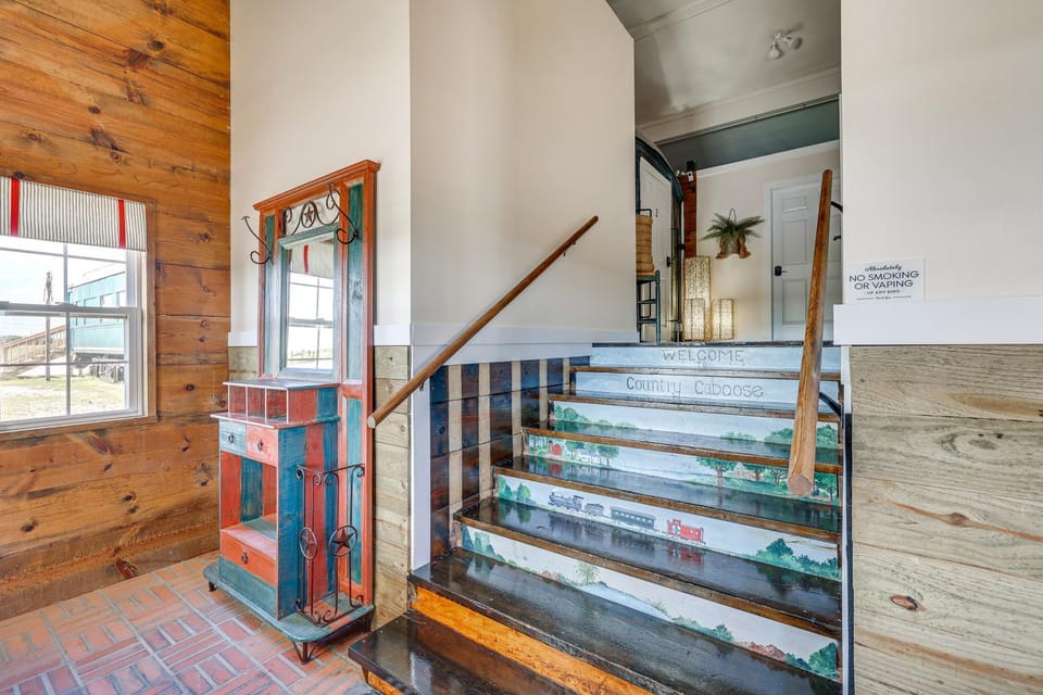 Charming Converted Railcar Studio in Joplin! Apartment in Ozark Mountains