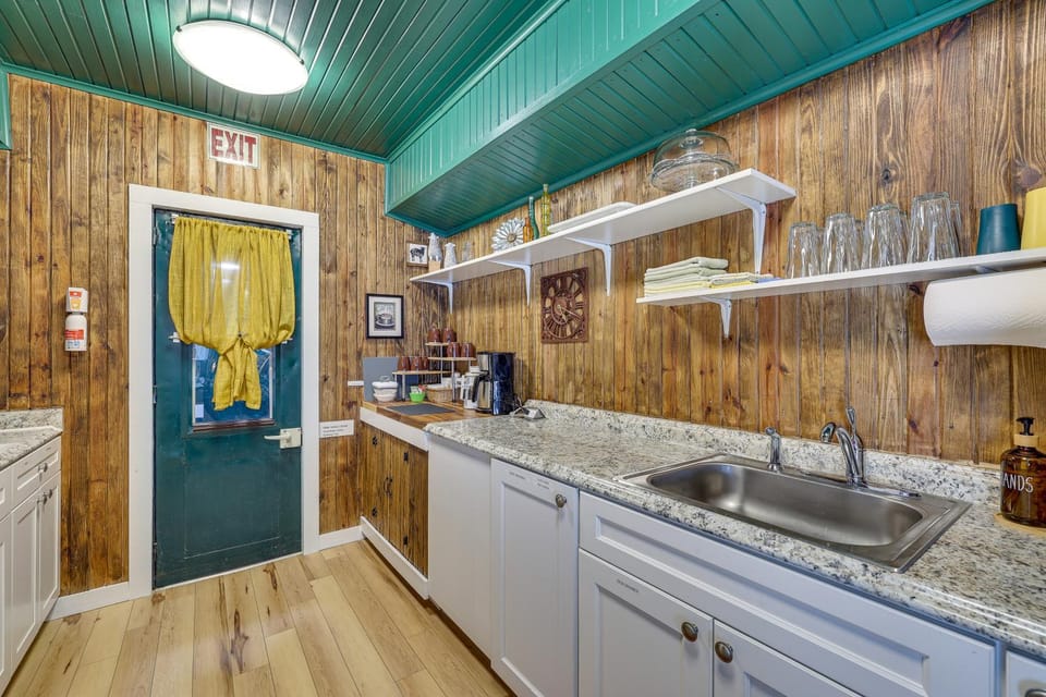 Charming Converted Railcar Studio in Joplin! Apartment in Ozark Mountains