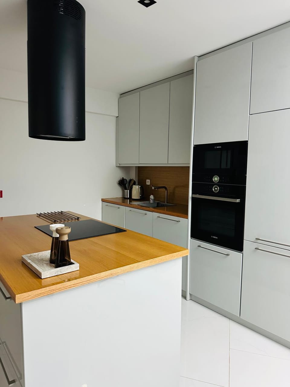 Coffee/tea facilities, dishwasher, microwave, oven, kitchen