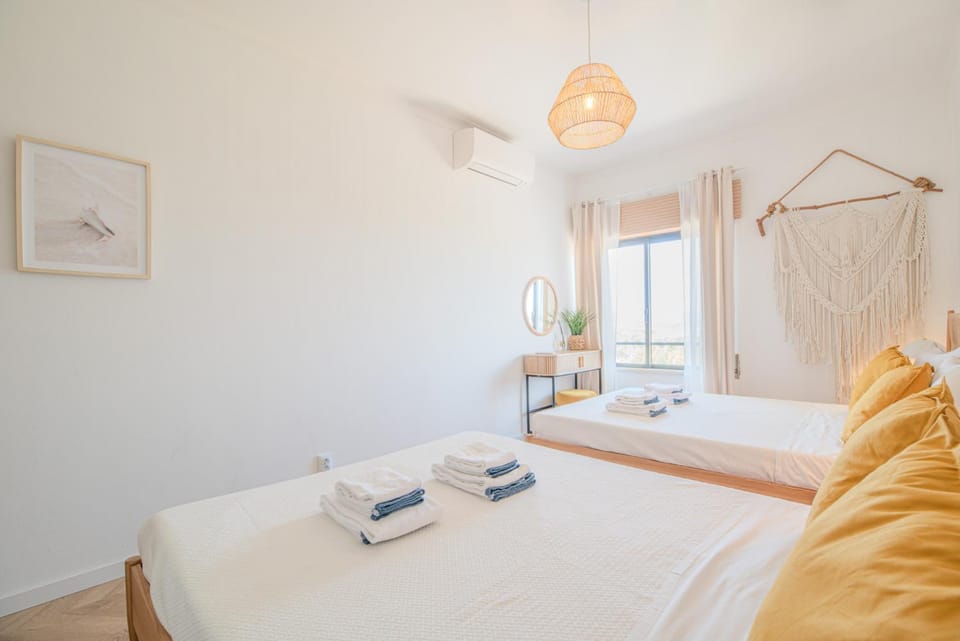 Bedroom, towels