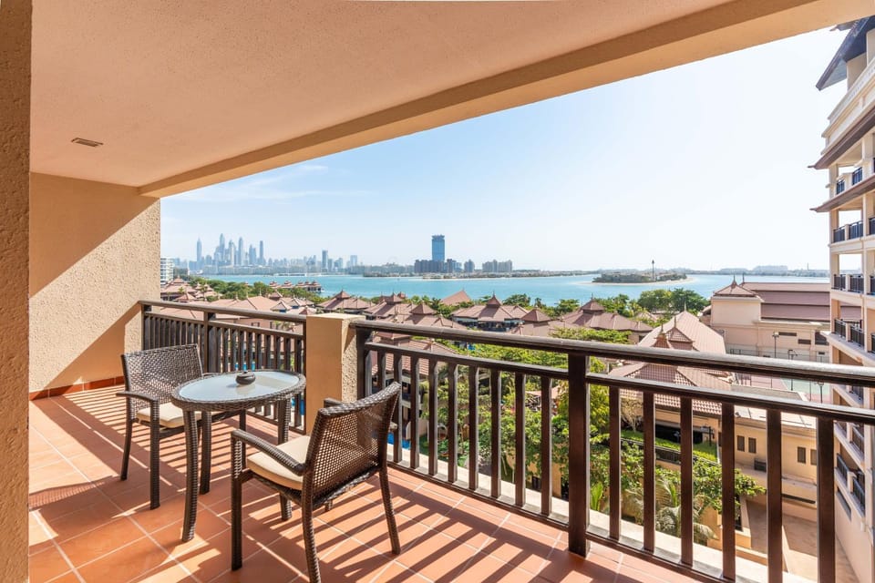 Lux BnB I Palm Jumeirah Resort I Palm Views Apartment in Dubai