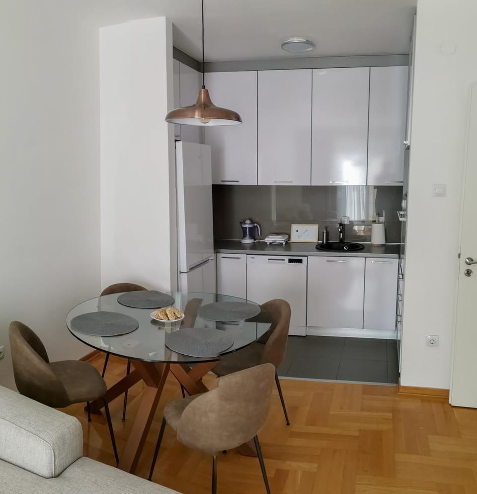 Kitchen or kitchenette, Dining area, minibar, oven, pet friendly, stove