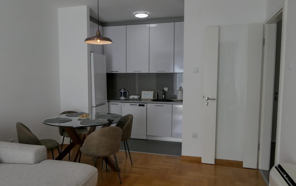 Kitchen or kitchenette, Dining area, minibar, oven, stove