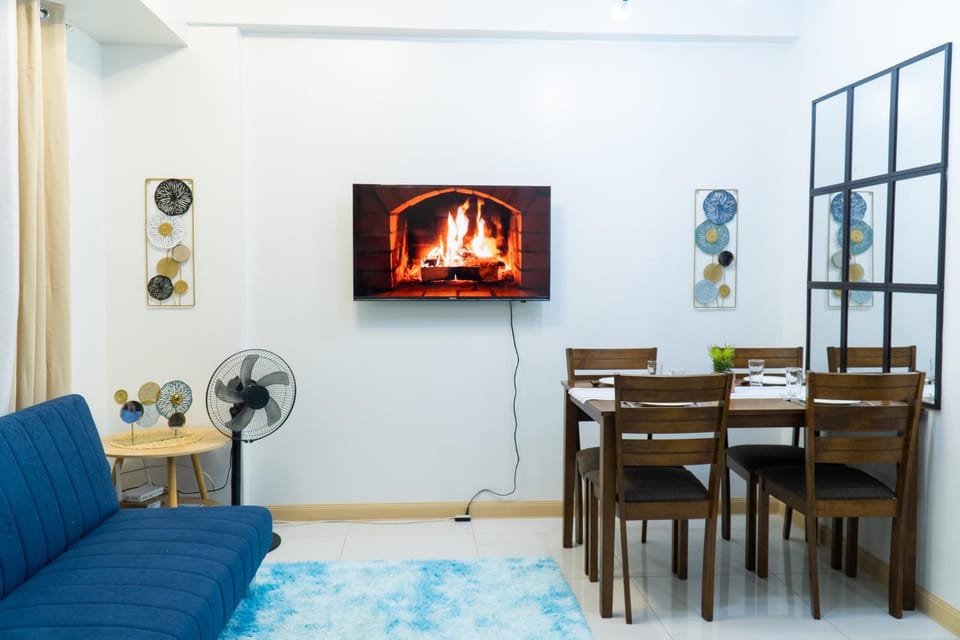 TV and multimedia, Living room, Decorative detail, Seating area, Dining area, fireplace