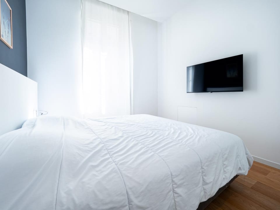 Bed, TV and multimedia, Bedroom