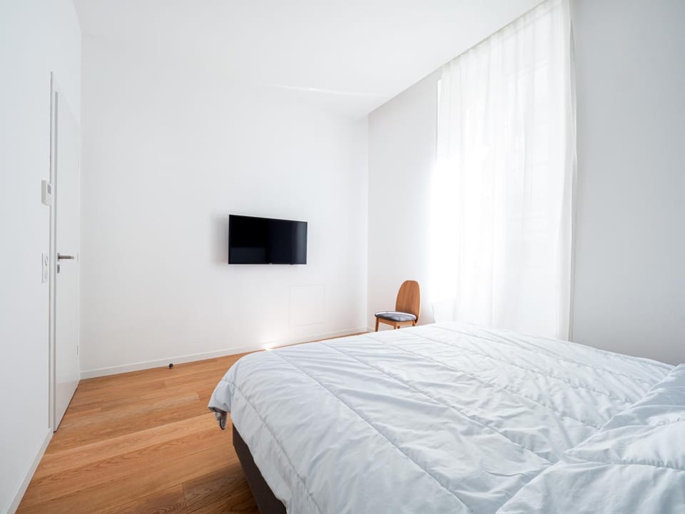 Bed, TV and multimedia, Photo of the whole room, Bedroom