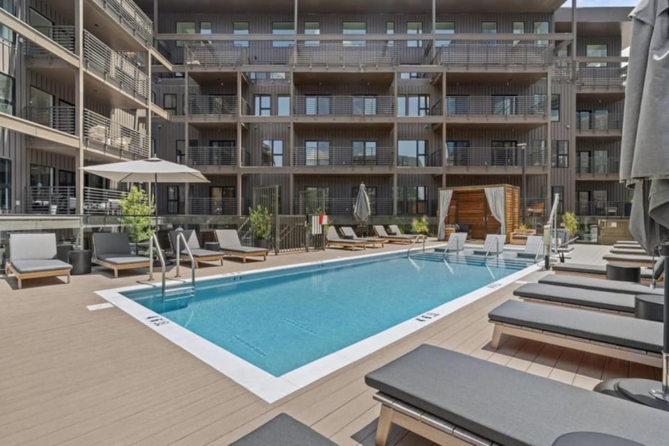 Downtown Nashville Pool, Gym + Skyline Views Walk to Bridgestone Apartment in The Gulch