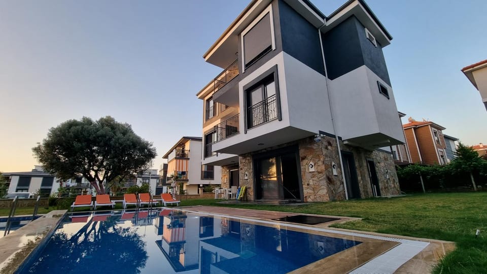 Property building, Day, Pool view, Swimming pool, sunbed