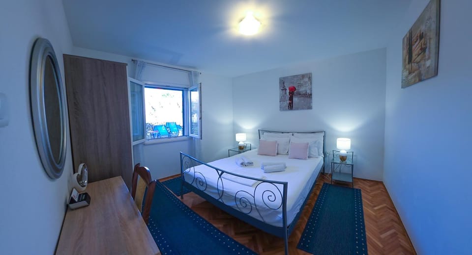 Bed, View (from property/room), Photo of the whole room, Bedroom, Inner courtyard view